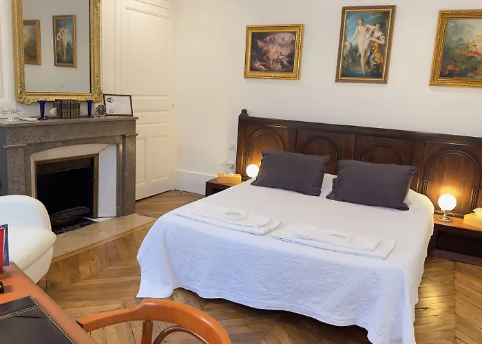Chambre de charme au coeur du vieux Valence - Confort&Calme